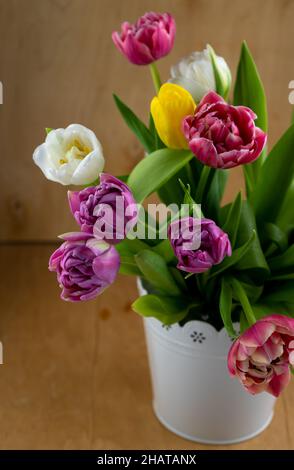Mélange de fleurs de tulipes de printemps.Bouquet dans un vase.Fleur de printemps multicolore.Cadeau.Rouge, rose, blanc et jaune.Arrière-plan avec fleurs tulipes gros plan différentes couleurs. Banque D'Images