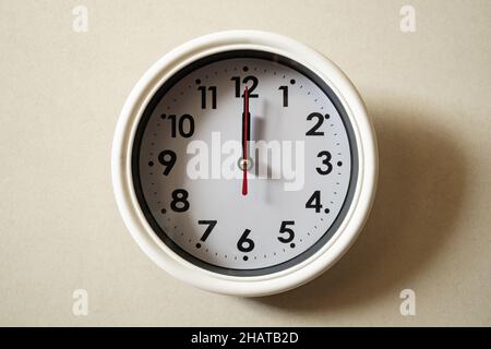 Une horloge murale à midi Banque D'Images