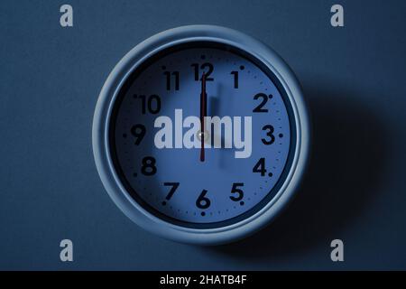 Une horloge murale à minuit Banque D'Images