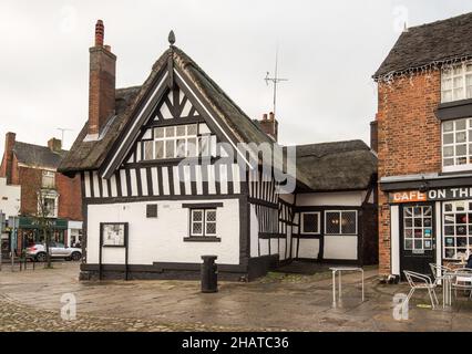 Pub de chaume dans la ville de marché de Sandbach Angleterre à côté du 'Cafe on the Square', (ce dernier est 2 Market Square, Sandbach, Cheshire) Banque D'Images