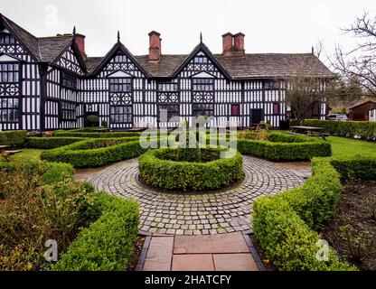 Le pub et restaurant Old Hall à Sandbach, un beau bâtiment en bois qui était un ancien relais. Banque D'Images