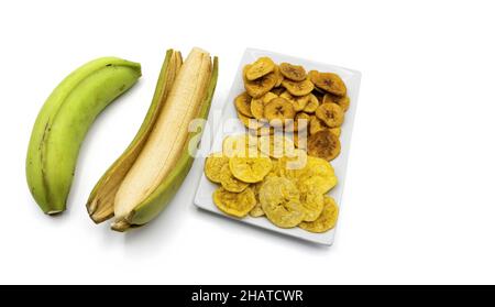 Foie de morue dans son huile sur une assiette avec des tranches de citron et des feuilles vertes, vue de dessus, fond blanc Banque D'Images