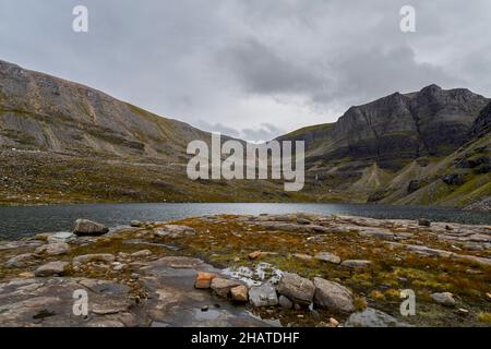 Vue sur le Loch Coire Mhic Fhearchair vers les contreforts triples, Sail Mhor et jusqu'à Coinneach Mhor, près de Beinn Eighe, Wester Ross, Écosse Banque D'Images