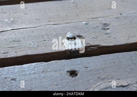 Gros plan du chiffre dix.Un plancher avec une étiquette en aluminium clouée.Gros plan.Flou, bruit, effet de grain.Mise au point sélective. Banque D'Images