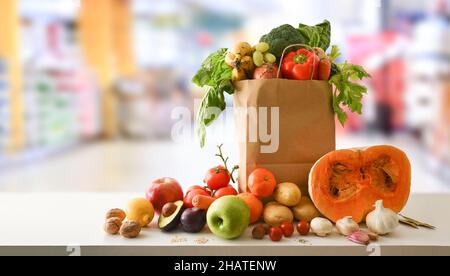 Sac à provisions recyclable avec fruits et légumes sur le fond de la table et du supermarché.Vue avant.Composition horizontale. Banque D'Images