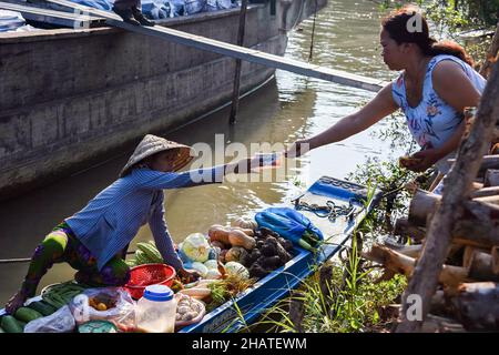 Les travailleurs des fours à charbon se préparent à livrer des marchandises sur le marché Banque D'Images