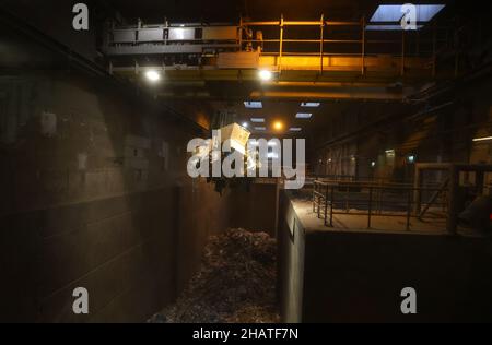 Allemagne.14th décembre 2021.Le bras de préhension d'une grue transporte la cocaïne avec les déchets résiduels dans la chambre de combustion d'une usine d'incinération des déchets.Dans le cadre de l'opération Snow Melt, la police bavaroise a détruit la cocaïne dans un lieu secret d'une usine d'incinération de déchets en haute-Bavière, sous les plus strictes mesures de sécurité.Les stupéfiants de la plus haute pureté proviennent de diverses saisies au cours des dernières années.C'est la plus grande opération de destruction de drogue de l'histoire de la police bavaroise.Credit: Karl-Josef Hildenbrand/dpa/Alay Live News Banque D'Images