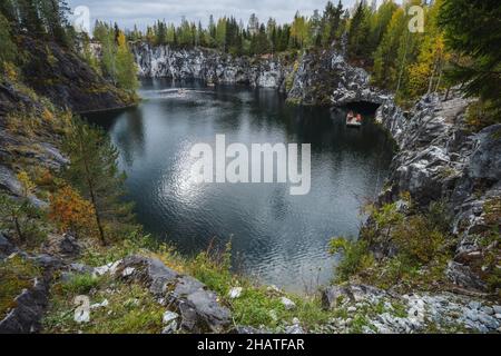 Couleurs d'automne dans le canyon de marbre Ruskeala, Carélie, Russie Banque D'Images