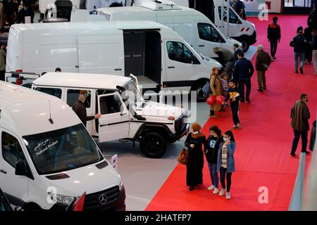 Alger.15th décembre 2021.Les gens visitent le salon de la production algérienne à Alger, Algérie, le 14 décembre 2021.Credit: Xinhua/Alay Live News Banque D'Images