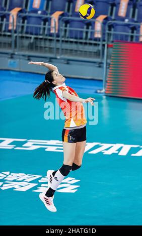 Jiangmen, province chinoise de Guangdong.15th décembre 2021.Li Yingying de Tianjin sert le ballon pendant le match du Groupe C entre Tianjin et Shenzhen à la deuxième étape de la saison 2021-2022 de la Super League de volley-ball des femmes chinoises à Jiangmen, dans la province de Guangdong, dans le sud de la Chine, le 15 décembre 2021.Credit: Yang Zhisen/Xinhua/Alay Live News Banque D'Images