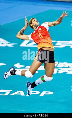 Jiangmen, province chinoise de Guangdong.15th décembre 2021.Vargas Melissa, de Tianjin, sert pendant le match du groupe C entre Tianjin et Shenzhen à la deuxième étape de la saison 2021-2022 de la Super League de volley-ball des femmes chinoises à Jiangmen, dans la province de Guangdong, dans le sud de la Chine, le 15 décembre 2021.Credit: Yang Zhisen/Xinhua/Alay Live News Banque D'Images