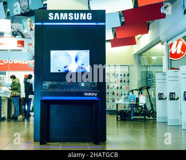 Samsung publicité panneau numérique montre sa propre annonce dans la chaîne russe de magasin électronique Banque D'Images