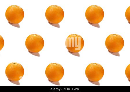 Motif minimaliste d'oranges entières, couche plate d'oranges fraîches mûres isolées sur fond blanc Banque D'Images