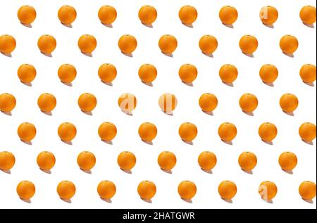 Motif minimaliste d'oranges entières, couche plate d'oranges fraîches mûres isolées sur fond blanc Banque D'Images