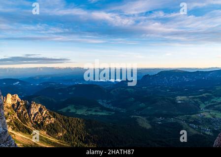 Vue du matin depuis Bivacco Mario Rigatti dans le groupe de montagnes de Latemar dans les Dolomites en Italie Banque D'Images