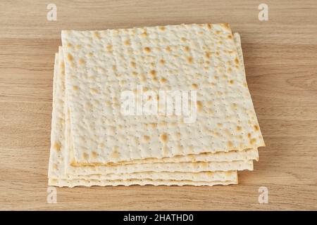 Matzah juif religieux pour la fête juive de la Pâque Banque D'Images