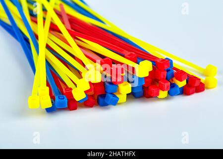 Serre-câbles multicolores sur fond blanc.Photo de haute qualité Banque D'Images