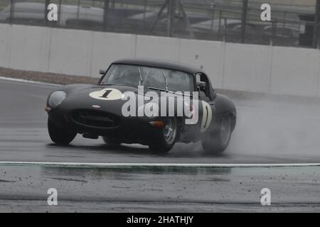 Pluie et pulvérisation à Stowe, Martin Brundle, Alex Brundle, Jaguar E-Type Lightweight, 60th anniversaire E-Type Challenge, Historic Sports car Club, HSCC, S. Banque D'Images