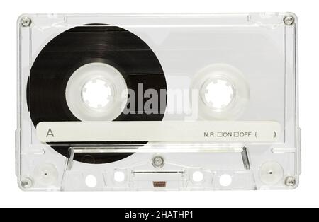 Étui en plastique transparent de cassette audio vintage pour la lecture de musique avec bande noire et inscription sur fond blanc de studio léger Banque D'Images