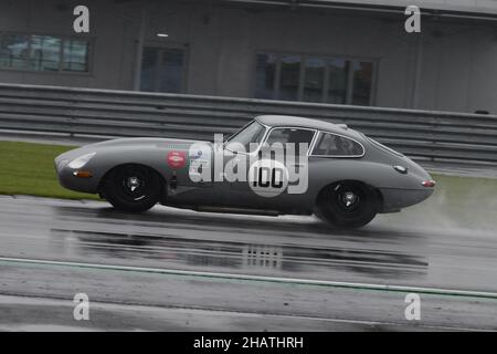 Pluie et pulvérisation à Stowe, Louis Bracey, Graeme Dodd, Jaguar E-Type, 60th anniversaire E-Type Challenge, Historic Sports car Club, HSCC, Silverstone Clas Banque D'Images