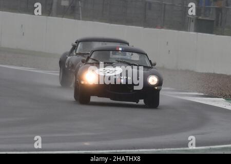 Pluie et pulvérisation à Stowe, Jason Minshaw, Martin Melling, Jaguar E-Type Low Drag, 60th Anniversary E-Type Challenge, Historic Sports car Club, HSCC, Sil Banque D'Images