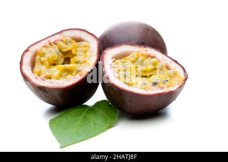 fruit de la passion, feuille, ouvert, blanc, moitié,cœur, ombre, tropical, couché, moitiés,isolé, chair, ensemble, violet, fruit,arrière-plan, naturel, mature, Banque D'Images