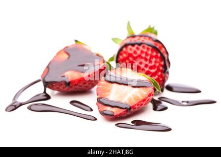 Fraises, sauce au chocolat, sauce au chocolat, sauce, sauce au chocolat,demi, sauce au chocolat, fraise, blanc, fond,moitié, isolée, moitiés, Banque D'Images