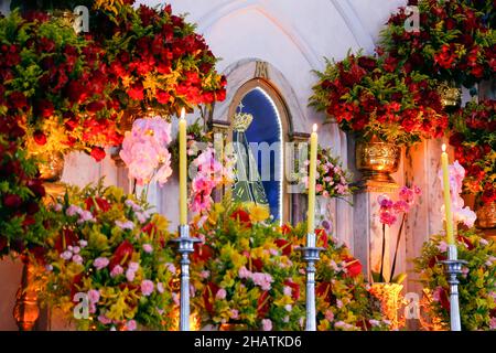 Oliveira, Minas Gerais - Brésil - 12 octobre 2021 : église décorée d'un autel avec statue de l'image de notre Dame d'Aparecida Banque D'Images