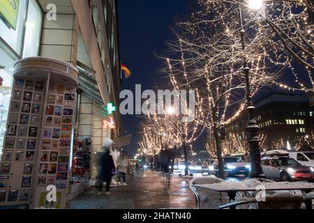 Berlin, Allemagne.09th décembre 2021.La rue Unter den Linden, illuminée, Weihaftertlich, sites à Berlin, Allemagne le 09 décembre 2021 crédit: dpa/Alay Live News Banque D'Images