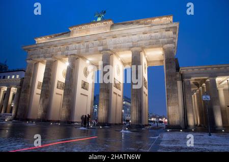 Berlin, Allemagne.09th décembre 2021.Le but de Brandebourg dans la lumière du soir, illuminé, les sites à Berlin, Allemagne le 09 décembre 2021 crédit: dpa/Alay Live News Banque D'Images