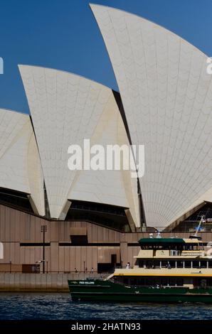 Un ferry passe devant l'Opéra de Sydney et une journée ensoleillée Banque D'Images