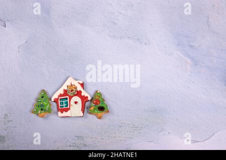 Maison de pain d'épice et biscuits en forme d'arbre de Noël. Banque D'Images