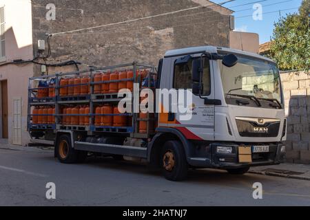 Ses Salines, Espagne; décembre 09 2021: Camion de livraison de bouteilles de butane Repsol, garé dans une rue centrale de ses Salines, île de Majorque, Espagne Banque D'Images