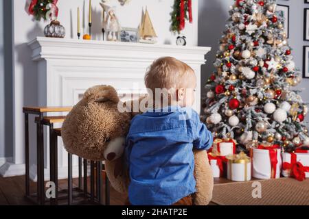 Petit garçon avec un immense ours en peluche. Banque D'Images