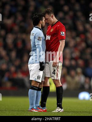 Photo du dossier en date du 08-04-2013 de la ville de Manchester Sergio Aguero (à gauche) et de la place Phil Jones de Manchester United.City a cédé son titre à des rivaux Unis en 2013, mais cela ne les a pas empêché de se vanter des droits dans le derby d'Old Trafford.Date de publication : le mercredi 15 décembre 2021. Banque D'Images