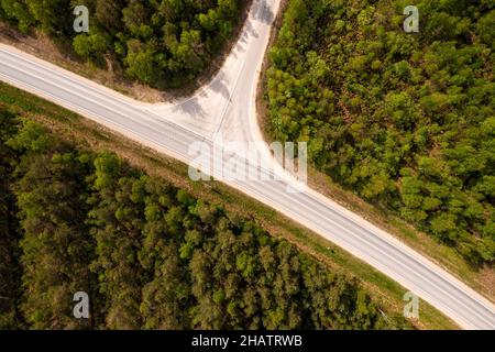 vue de haut en bas de l'intersection de la route dans la forêt en été, tir de drone Banque D'Images