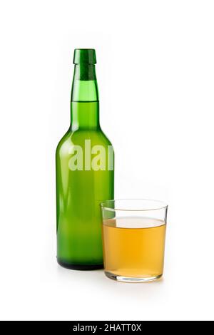 Boisson au cidre de pomme isolée sur fond blanc Banque D'Images