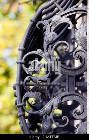 Plan vertical du détail d'une clôture en fer forgé d'une fenêtre, Munich, Allemagne Banque D'Images