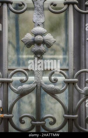 Vue verticale de la décoration extérieure en fer forgé d'une fenêtre.Munich, Allemagne Banque D'Images