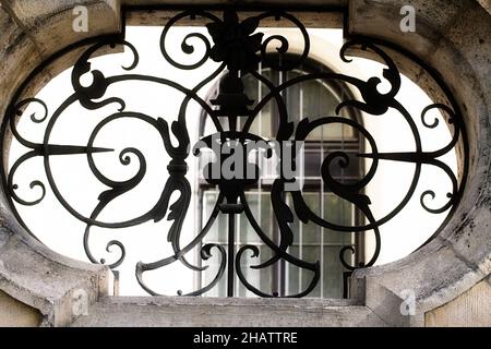 Gros plan de la décoration en fer forgé d'une fenêtre sur un mur de pierre externe, Munich Banque D'Images