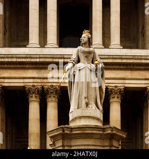Londres, Royaume-Uni; mars 16th 2011 : statue de la reine Victoria située en face de l'entrée principale de la cathédrale Saint-Paul. Banque D'Images