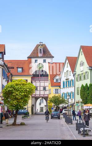 Meersburg au lac de Constance, Bade-Wurtemberg, Allemagne: Scène de rue sur Unterstadtstraße en face de la porte historique médiévale de la Basse-ville. Banque D'Images