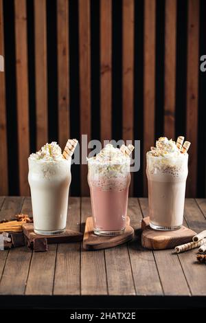 Trois verres de milk-shakes sucrés avec des biscuits Banque D'Images