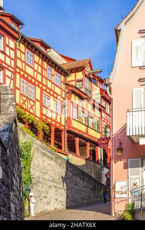 Meersburg à Bodensee, Bade-Wurtemberg, Allemagne - 31 octobre 2014: Scène de rue sur Steigstraße presque vide et face à la ville haute. Banque D'Images
