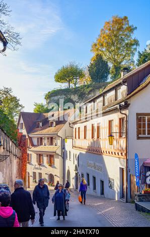 Meersburg à Bodensee, Bade-Wurtemberg, Allemagne: Scène de rue sur Steigstraße pleine de piétons et face à la ville basse. Banque D'Images