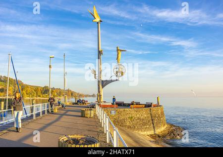 Magical Post (Magische Säule) par le sculpteur Peter Lenk sur le port mole à Meersburg au lac de Constance, Bade-Wurtemberg, Allemagne. Banque D'Images