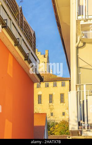 Vue à travers les ruelles étroites de la vieille ville jusqu'au vieux château, Meersburg au lac de Constance, Bade-Wurtemberg, Allemagne. Banque D'Images