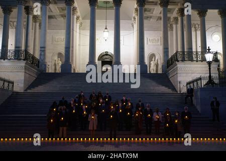 Washington, DC, États-Unis.14th décembre 2021.Un moment de silence pour 800 000 vies américaines perdues au COVID-19 se tient au Capitole à Washington, DC, les États-Unis le 14 décembre 2021.Credit: Ting Shen/Xinhua/Alay Live News Banque D'Images