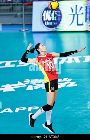 Jiangmen, province chinoise de Guangdong.15th décembre 2021.Kim Yeon Koung, de Shanghai, sert pendant le match du Groupe D entre Shanghai et Zhejiang à la deuxième étape de la saison 2021-2022 de la Super League chinoise de volley-ball féminin à Jiangmen, dans la province de Guangdong, dans le sud de la Chine, le 15 décembre 2021.Credit: Yang Zhisen/Xinhua/Alay Live News Banque D'Images