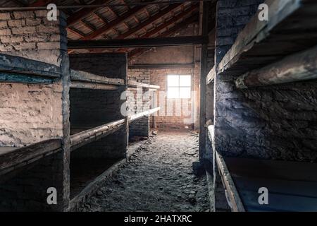 Casernes de prisonniers à l'intérieur d'Auschwitz II - Birkenau, ancien camp allemand de concentration et d'extermination nazi - Pologne Banque D'Images